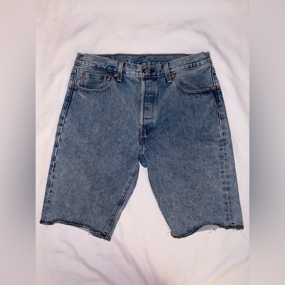 Levi’s Size 34 Medium Wash 501 Button Fly Hemmed 11” Jean Shorts PC9-34513-0069 - Picture 1 of 10